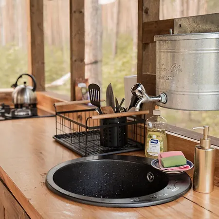 A Cozy Treehouse For Two Hytte
