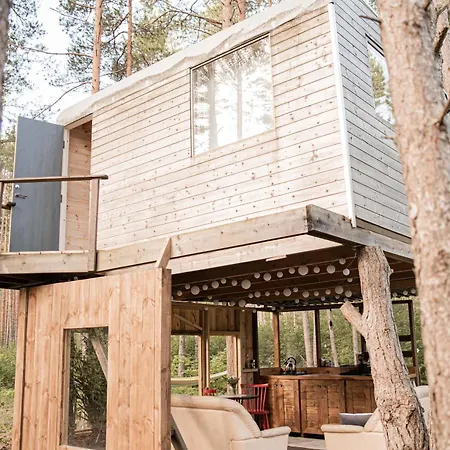A Cozy Treehouse For Two *